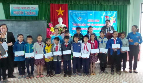 Chương trình “Tết yêu thương cho trẻ em vùng hạn mặn” tại huyện Tân Phước